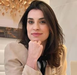 Dra Karina Moura